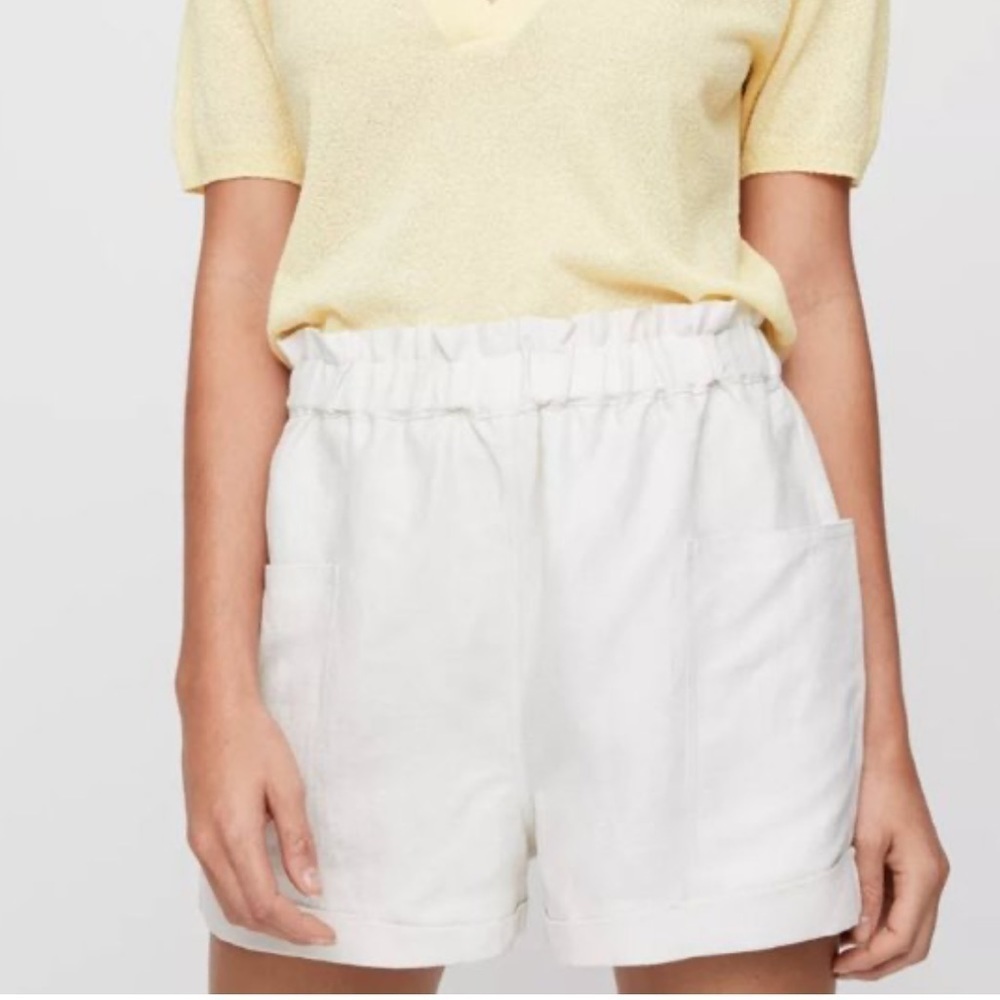 Aritzia Shorts
Linen Blend White size XS